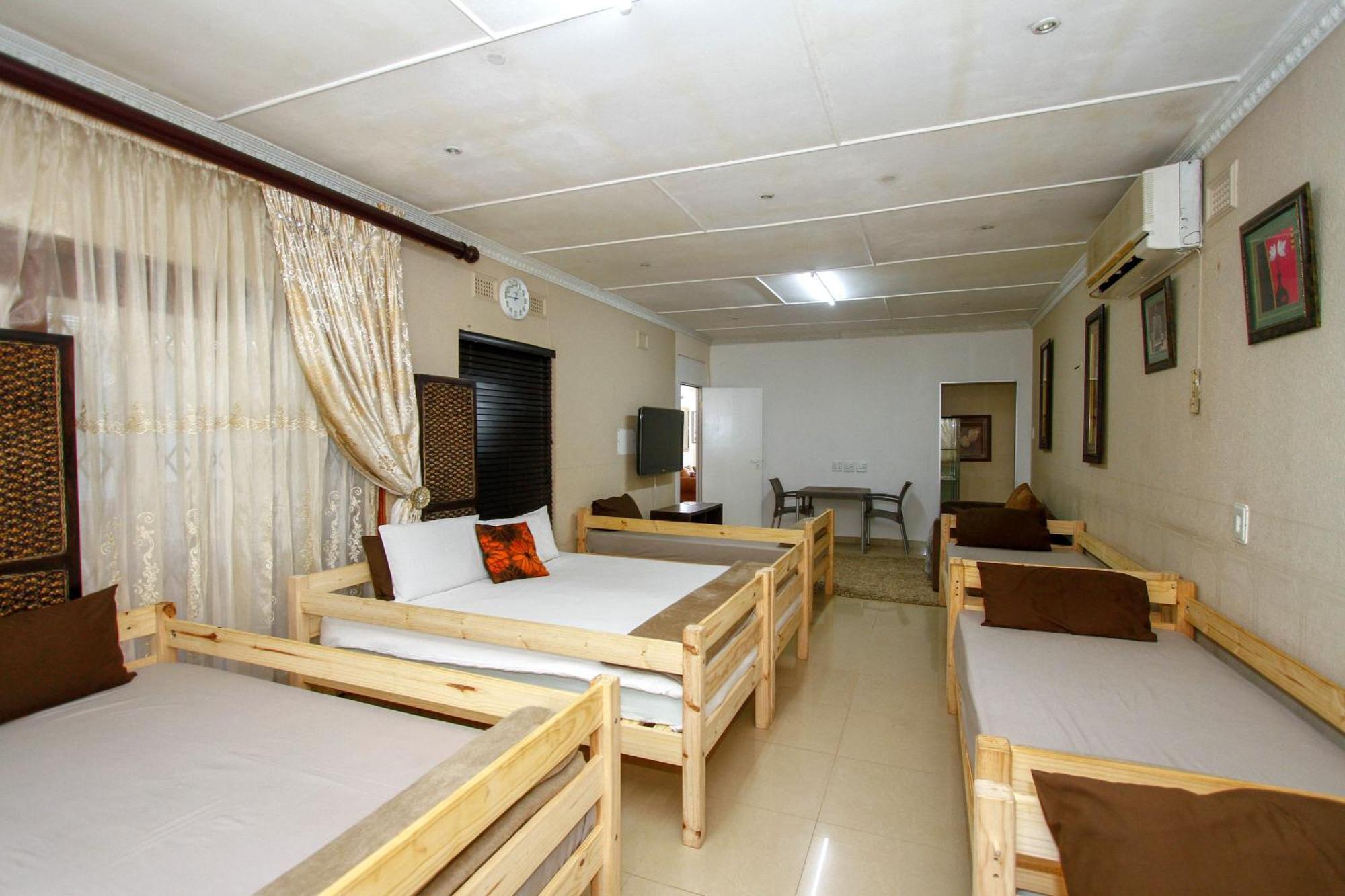Umhlanga Self Catering Guest House ダーバン エクステリア 写真